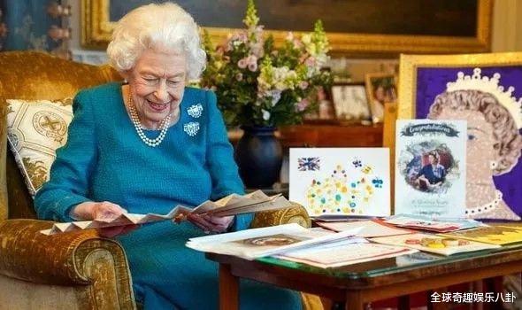 伊丽莎白二世|因健康状况堪忧，英女王退出王室公务后，拄拐杖首次亮相咧嘴笑了