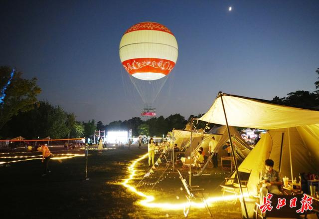 露营|从白天嗨到夜晚,国庆假期东湖边掀起“露营热”