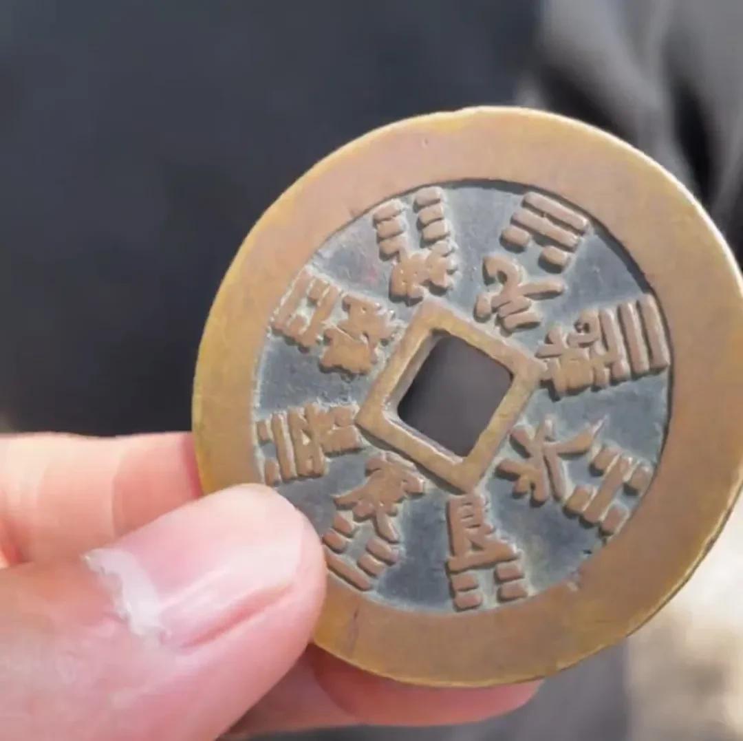 小哥下乡收古董,看见大爷家门梁上挂着两个铜钱,花800块收下