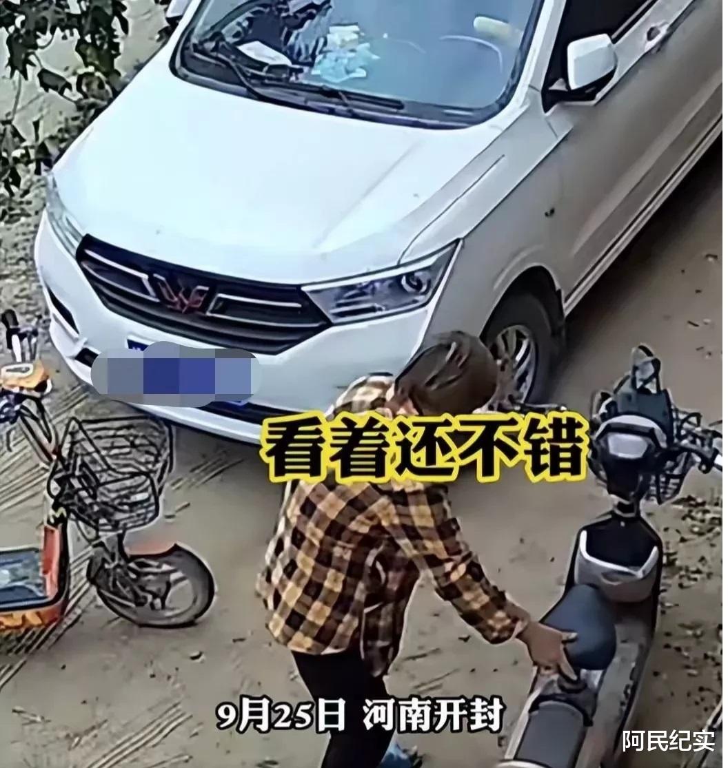 大妈嫌自己的电动车太旧了，准备偷一辆新电动车，结果新的比自己的还破！