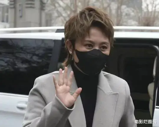 春晚|春晚二次联排：张小斐美目顾盼，邓超比心暖人，吉克隽逸红裙吸睛