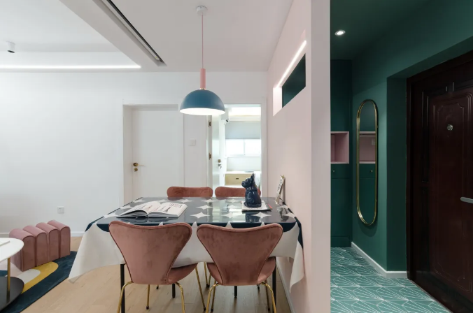 70㎡旧房改造，全屋网红色，客厅像蜗居，完工后却很浪漫