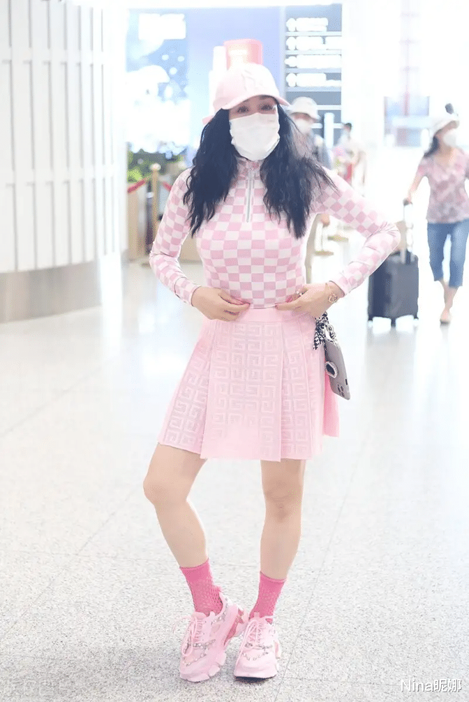 钟丽缇|钟丽缇突然瘦好多，穿芭比粉赶飞机看着像20岁，大小腿肌肉很明显