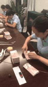 钟丽缇|钟丽缇直播秀身材,穿裸色跳操被嘲,工作人员递衣服救场!