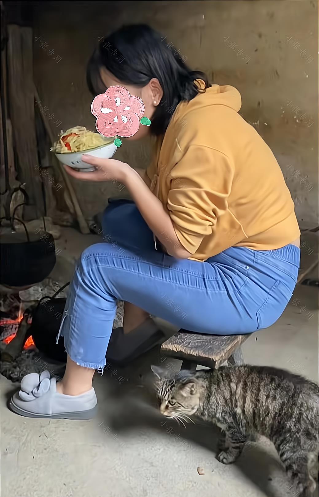 女子想换新手机遭拒,声称自己要绝食,没想到偷吃米饭被丈夫发现