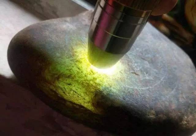 翡翠|翡翠原料有山料、半山半水料以及水石的区别