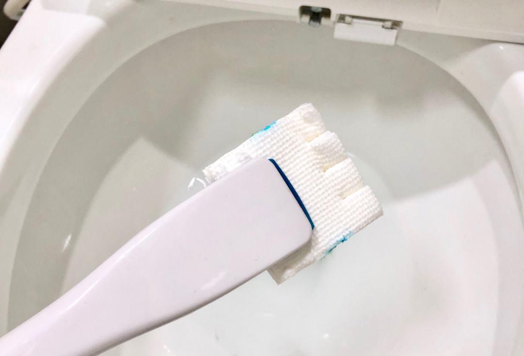 同样是小卫生间装修，看看人家的马桶周围布置，比我家的好太多了