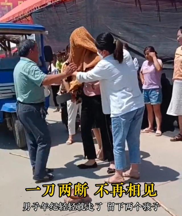 安徽:年轻女子被挡着头在地上砍断一根竹子,网友称,她老公走了