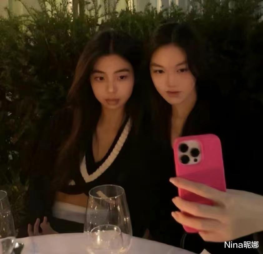 王菲|李嫣打卡巴黎凯旋门，穿露脐装比妈还放得开，16岁穿着大胆哪像初中生