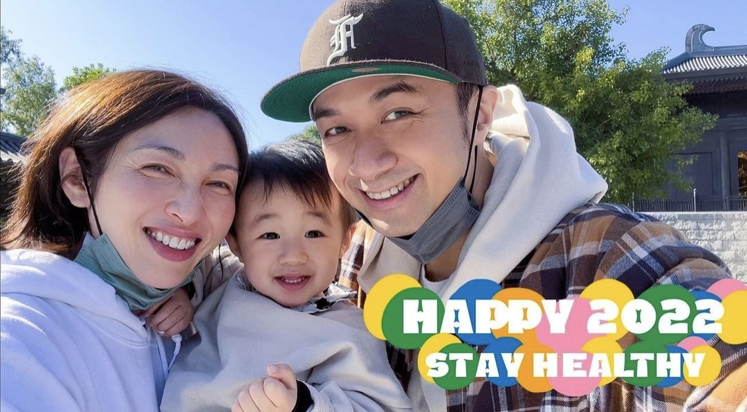 古巨基|古巨基儿童节晒娃，Kuson叼奶嘴打鼓越来越像爸爸，铁粉父母欢呼捧场