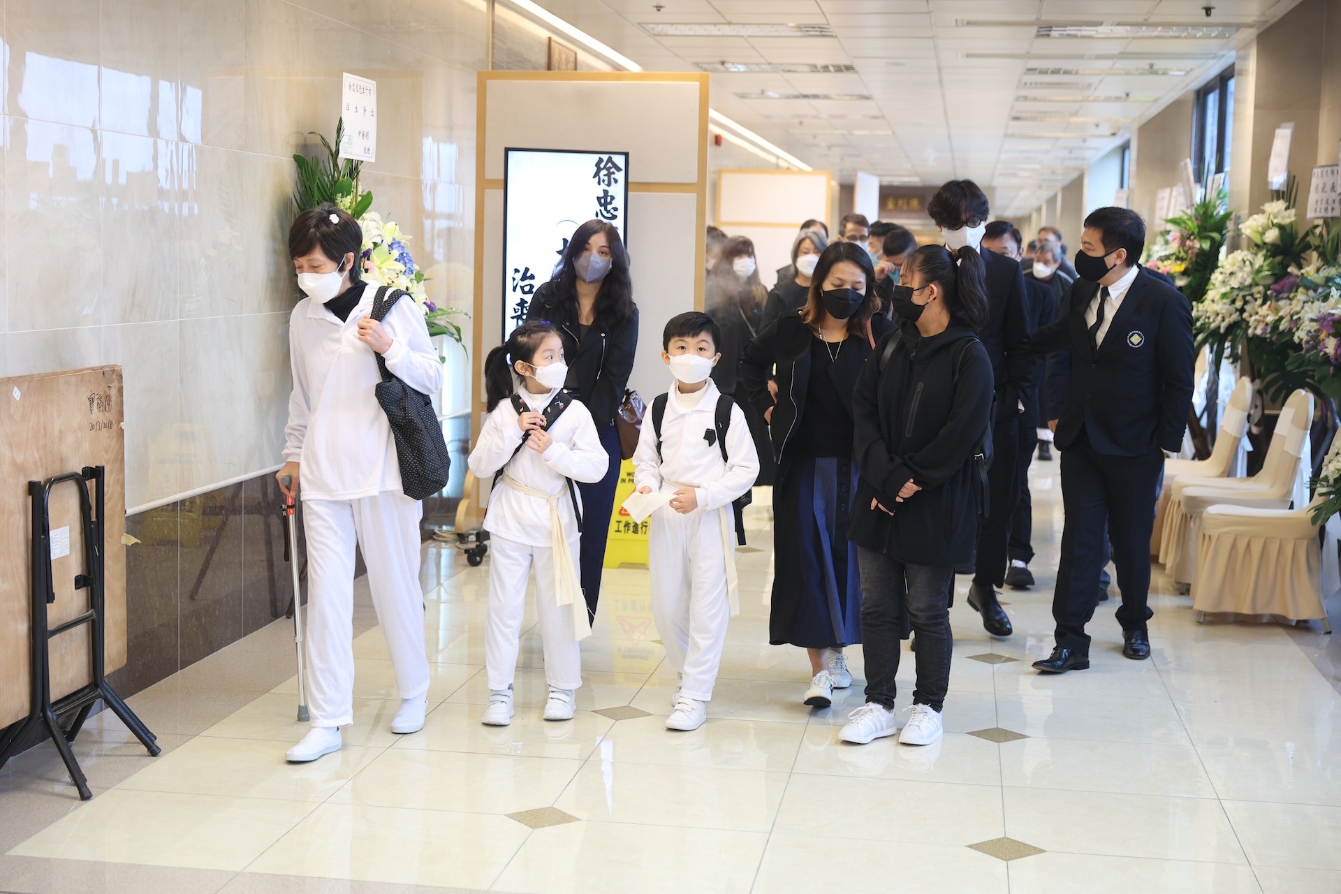 徐忠信|徐忠信葬礼，钱小豪林家栋为其扶灵柩，众人冒雨送别神色哀伤