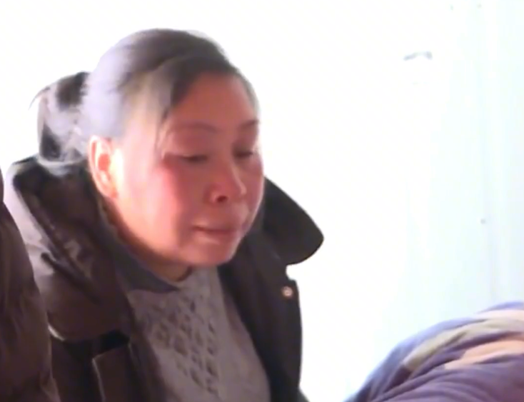 男子在工地偶遇工友老婆,抬头一看,是自己失踪14年的妻子