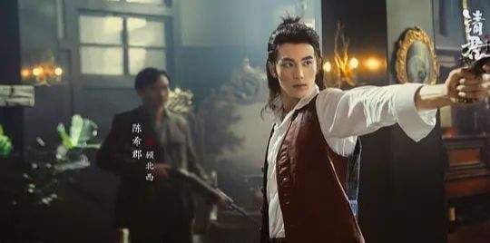 李沁|李沁新剧将上映，红衣路透照惊艳众人，搭档任嘉伦又是一部爆款