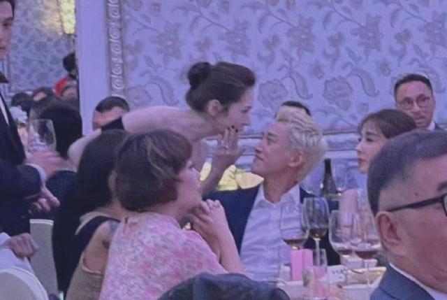 邱泽|邱泽结婚以后，跟爱妻许玮甯参加朋友婚礼，伴郎角色引热议！