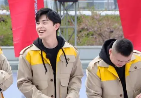 邓伦|邓伦偷税1.06亿的背后,家庭背景也被扒出,高开起走比较可惜