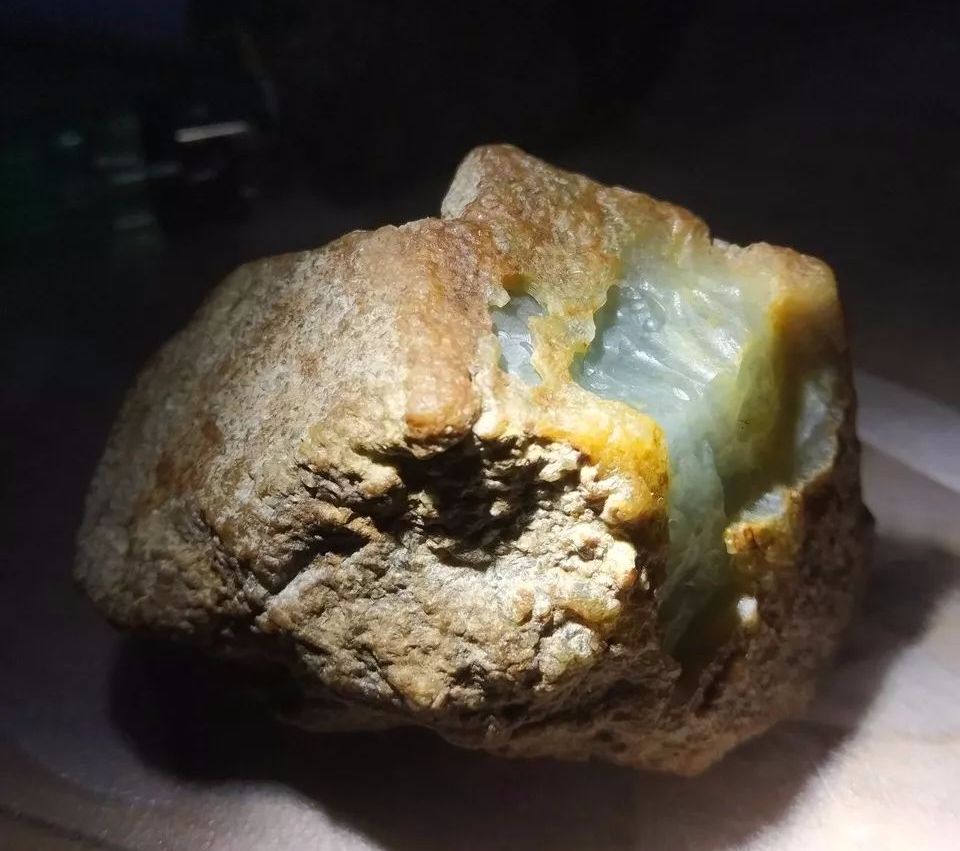 翡翠|2800淘的一块形状奇特的翡翠原石，雕刻出的麒麟更显霸气！