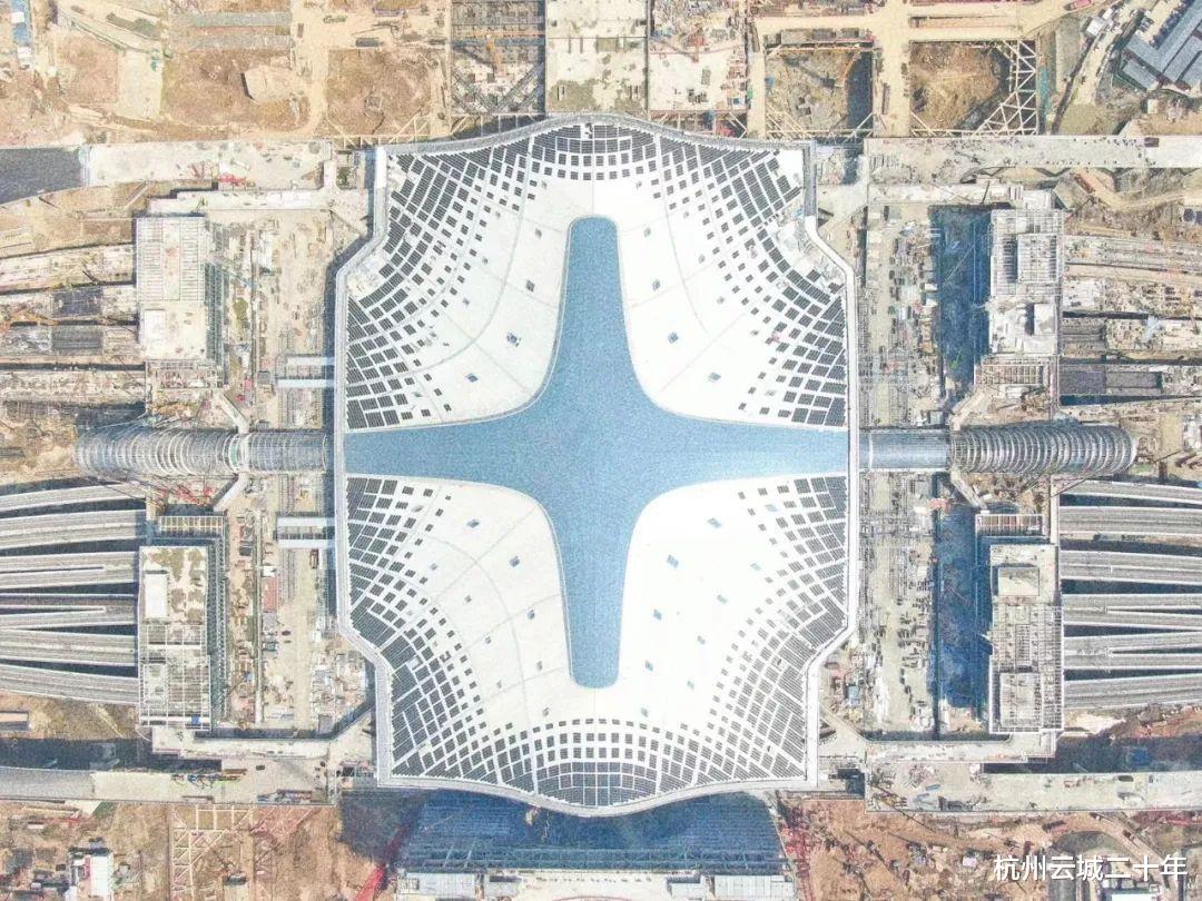 杭州西站吊顶、装饰施工基本完成,在十字天窗下享受自然光线!