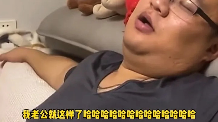 北京，一位女子和丈夫还有闺蜜，在一起吃饭