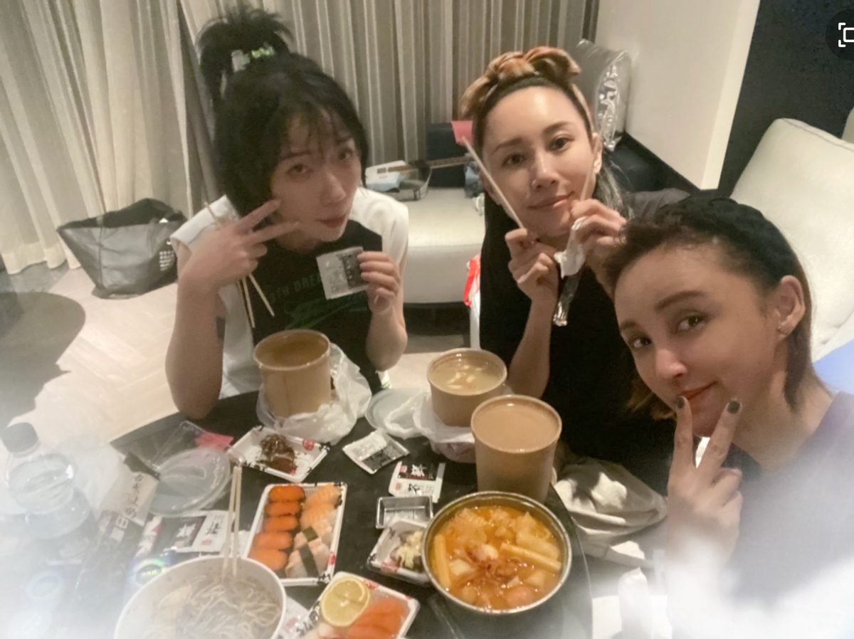 张歆艺|张歆艺穿制服躺床上玩闹,穿短裙单脚卖力抬高,姿势豪迈不怕走光