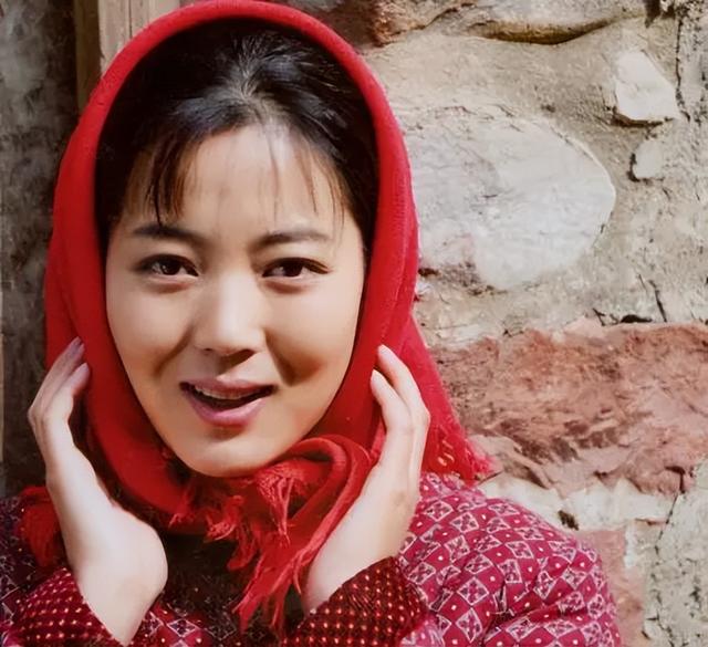 王茜华|狠人王茜华:领奖台致谢农民,为拍戏绝食堕胎,“整容百次”