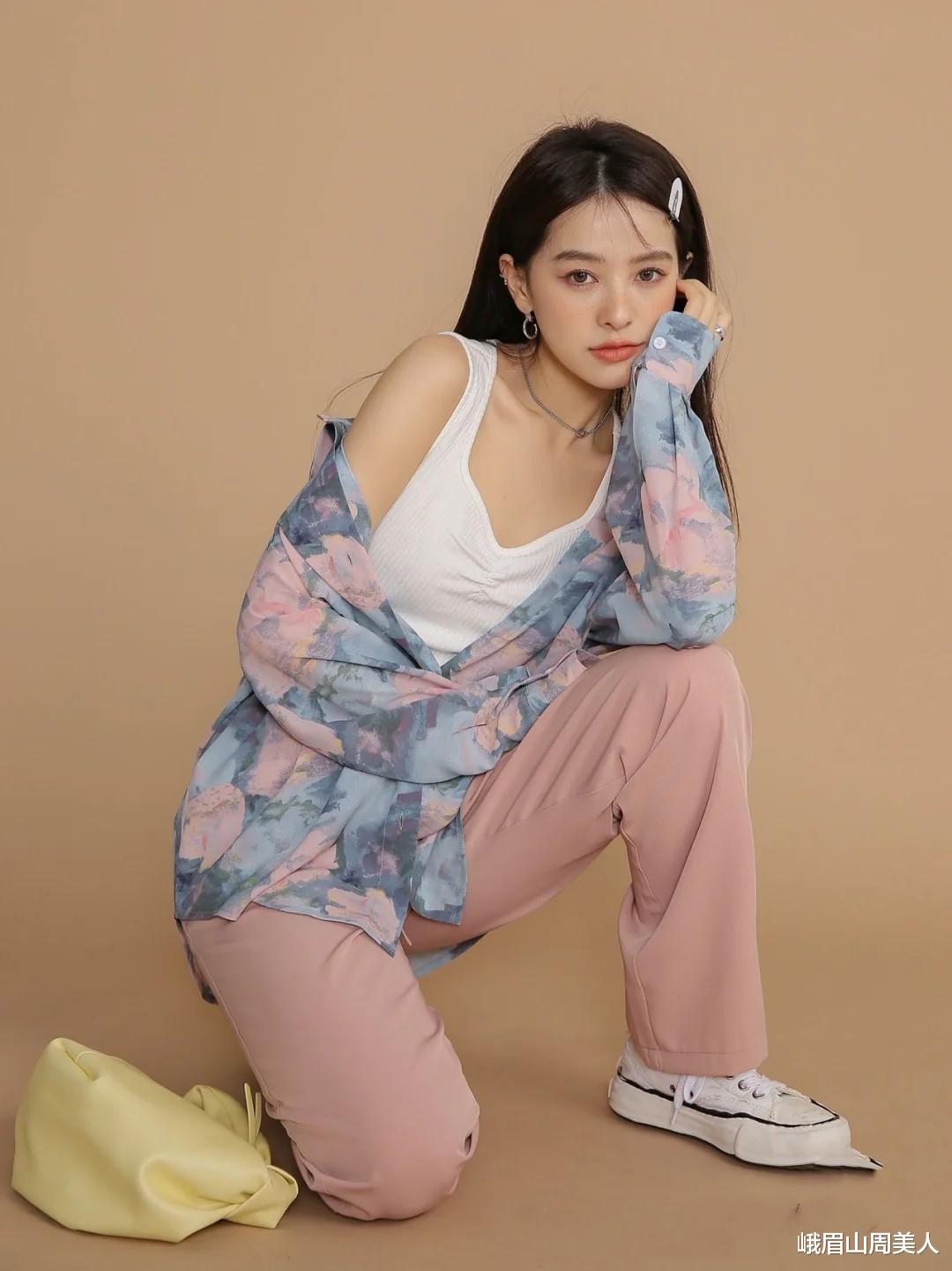 杨幂带火了一种穿法叫:“上面去蹦迪,下面去下班”,回头率超高