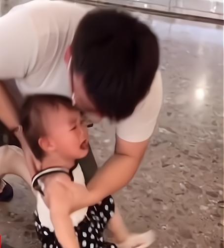 浙江萌娃商场满地打滚大哭,爸爸一旁哭笑不得:你要的我真买不起