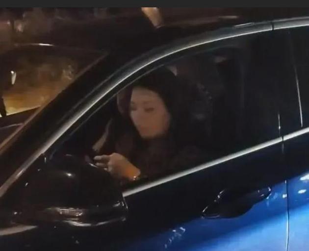 湖南酒驾挂人逃逸女子是否能够按照故意伤害罪处10年有期徒刑?