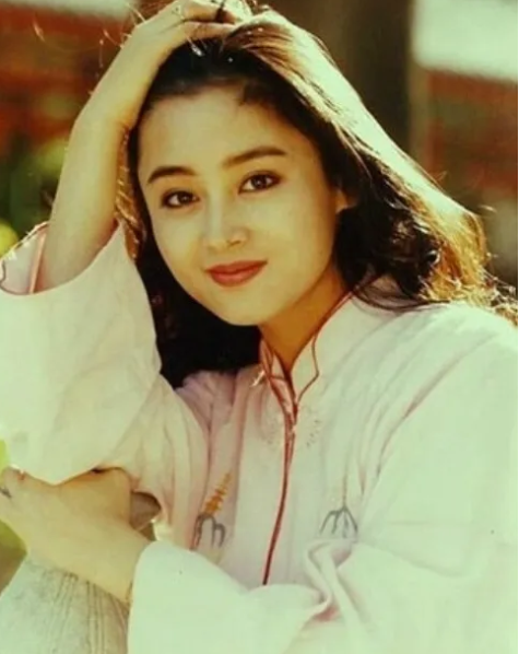 陈凯歌|一生左拥右抱的陈凯歌，为什么偏偏栽在了陈红的手里，这个女人到底使了什么招数？