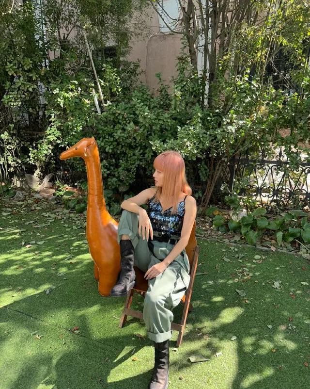 张嘉倪|张嘉倪晒户外美照橘色长发抢镜！俏脸明艳美得不可方物