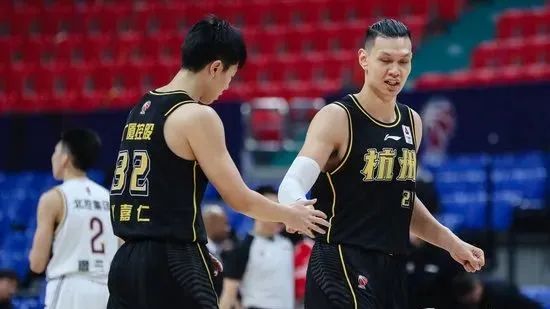 奥卡福|官宣！15号球衣！NBA探花真来了！这下广东宏远又有大麻烦