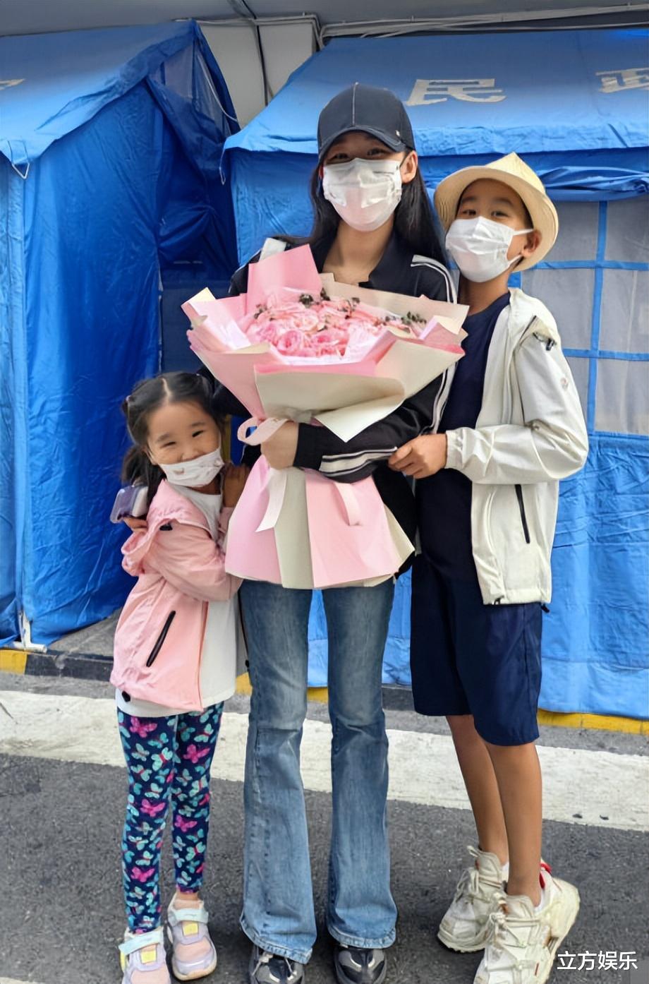 赵文卓|赵文卓一家5口现身，女儿身材似爸爸，仅看一双眼就知是美女