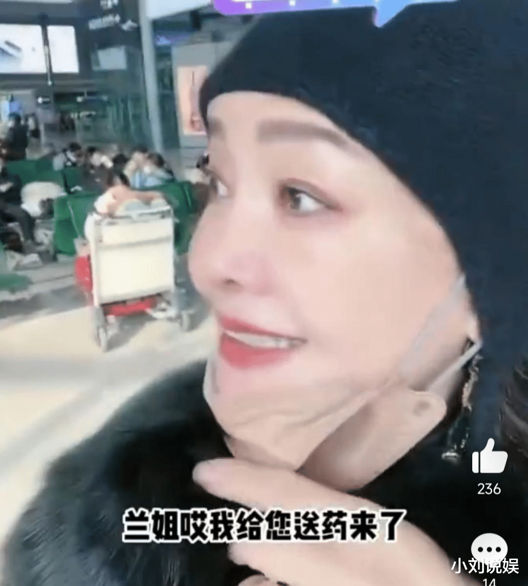 64岁张兰牵手年轻男子被拍,主动拥抱3次,却被说对方像具俊晔