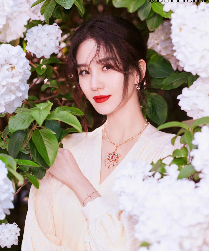 刘诗诗|刘诗诗拽起来的样子超惊艳！穿露肩上衣秀天鹅颈，大红唇造型封神