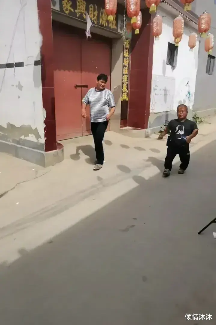 朱之文|网红张二宝又去大衣哥家蹲守: 他是真的非常喜欢朱雪梅，恳求大衣哥把他女儿朱雪梅嫁给他