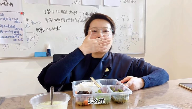 50岁袁立晒日常！坐2元公交上班午餐四菜一汤，吃大块肥肉不怕胖