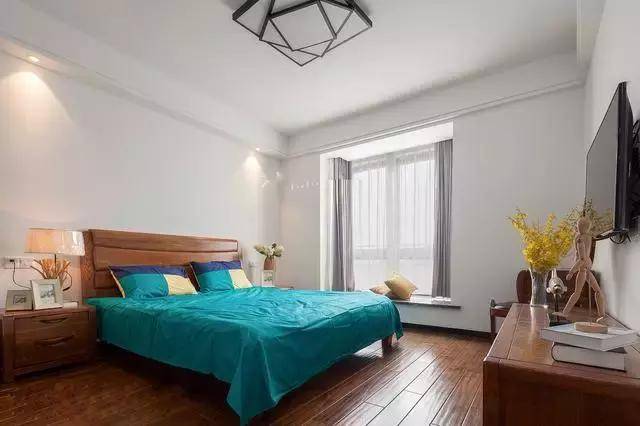 老婆喜欢简单装修,只刷大白墙就入住,没想到邻居都夸客厅好看!