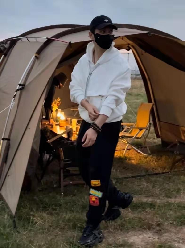 |黄晓明与新欢露营？享受烛光晚餐氛围满分，路透照有气质又高又白