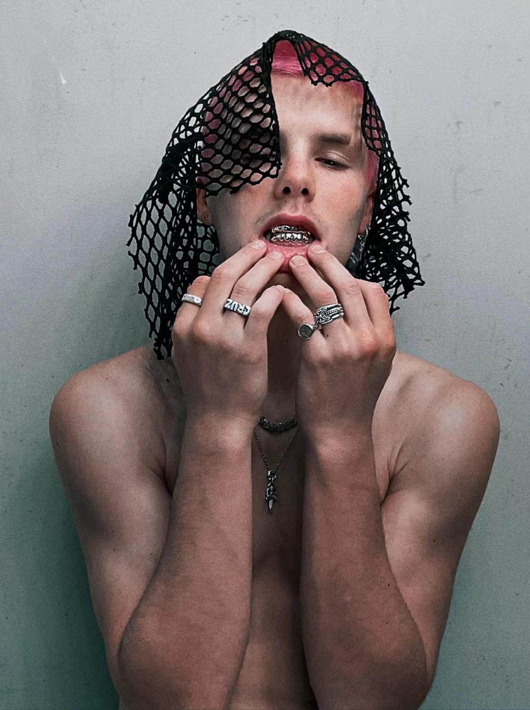 朱一龙|17岁囧三登封面让人欣赏不来；网友：浪费小贝的好基因，惨不忍睹