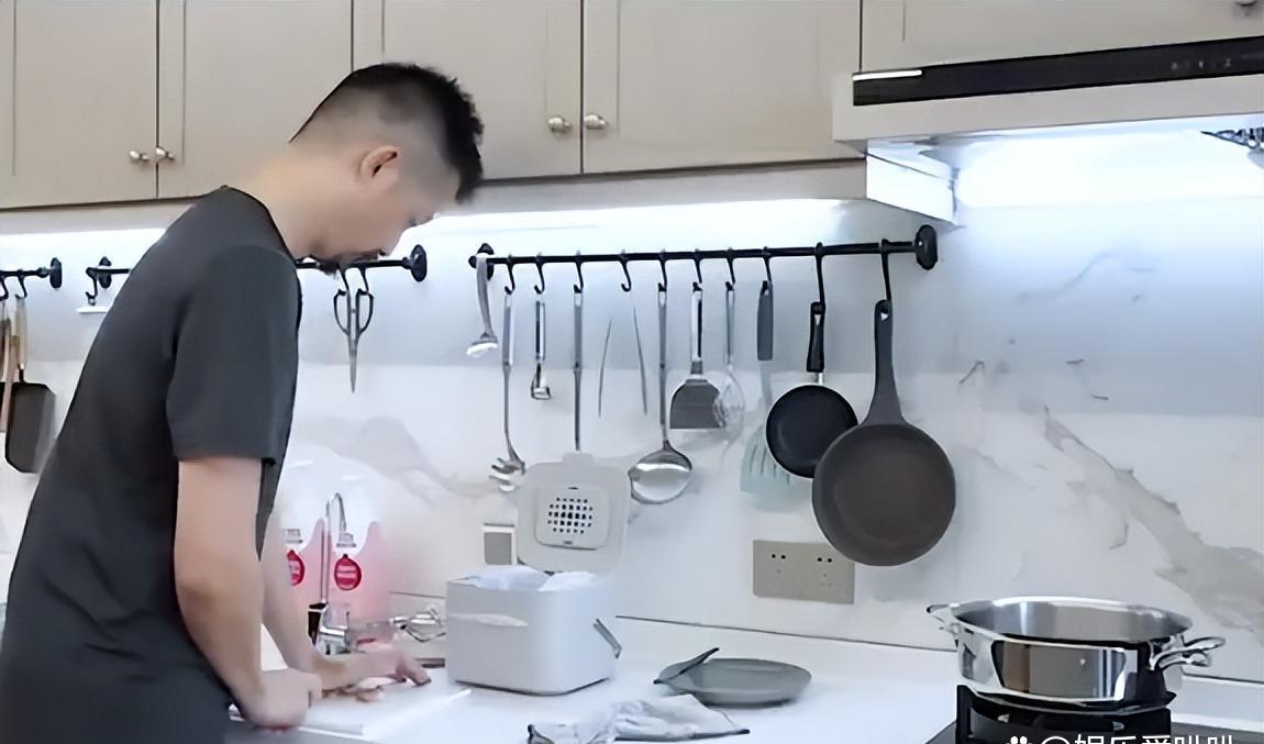 吴中天|妻子赖床，吴中天就把牙刷拿卧室刷！为宠妻一口口替老婆咬肉筋