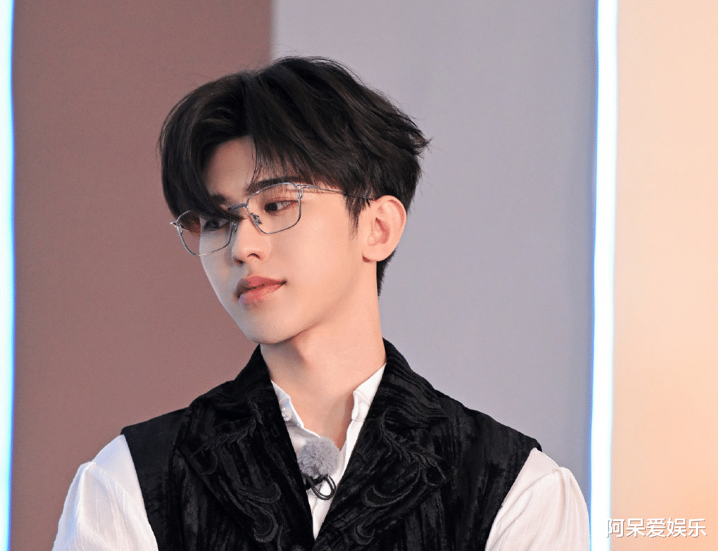 鹿晗|剧情不够“CP”来凑,蔡徐坤积极配合的样子,很像曾经的鹿晗