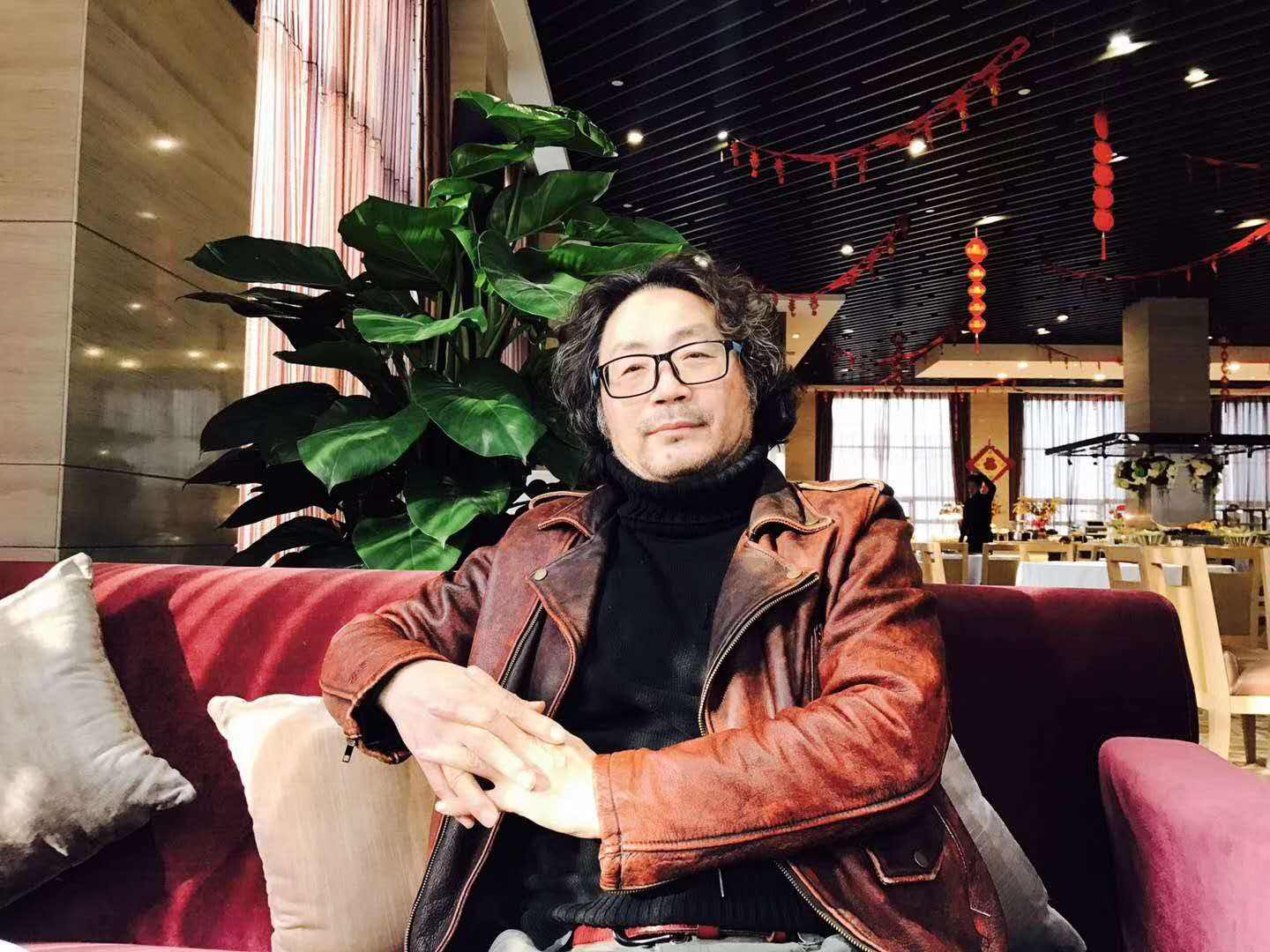 民族|54岁知名导演因病去世!具体去世原因保密,娇妻发文痛哭流涕