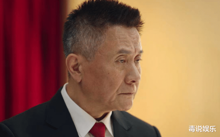 靳东|靳东新剧饰演庭长,口音转换彰显实力,白头发更是亮点