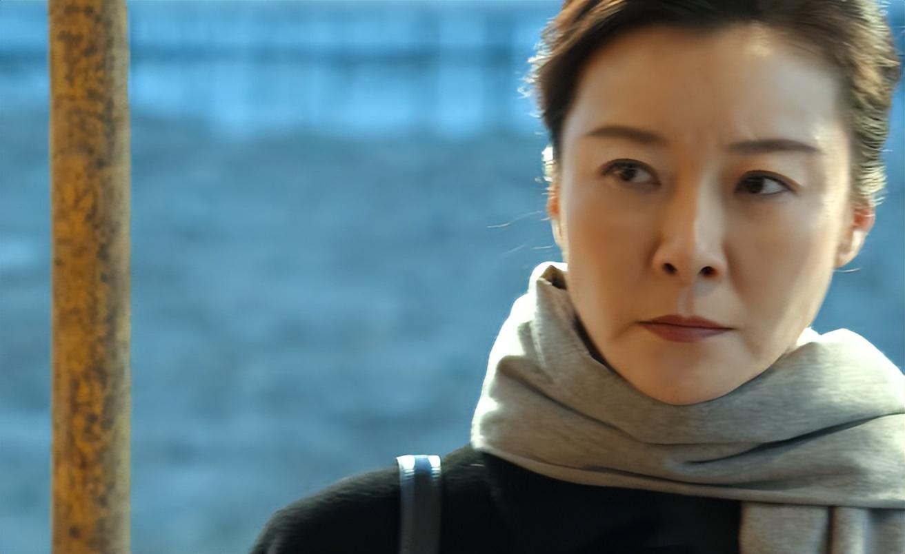 野蛮生长|摇头晃脑,表情狰狞:《风吹半夏》女二,把“演技炸裂”玩出新花样!