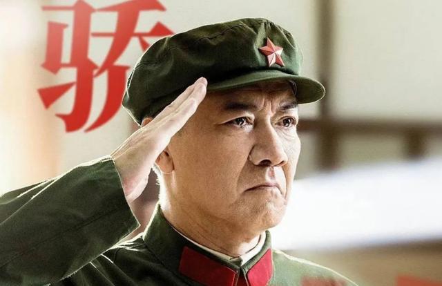 英雄岁月之王牌部队|《王牌部队》收视率下跌后，粉丝的盲目崇拜，撑不起一部国产剧