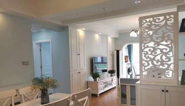 刚搬新家，白色简欧风真好看，尤其是电视墙的嵌入式柜子太实用了