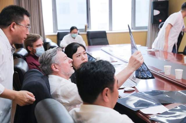 神经外科|中外专家携手助力健康中国2030世界神外大师巴特朗菲教授来华手术