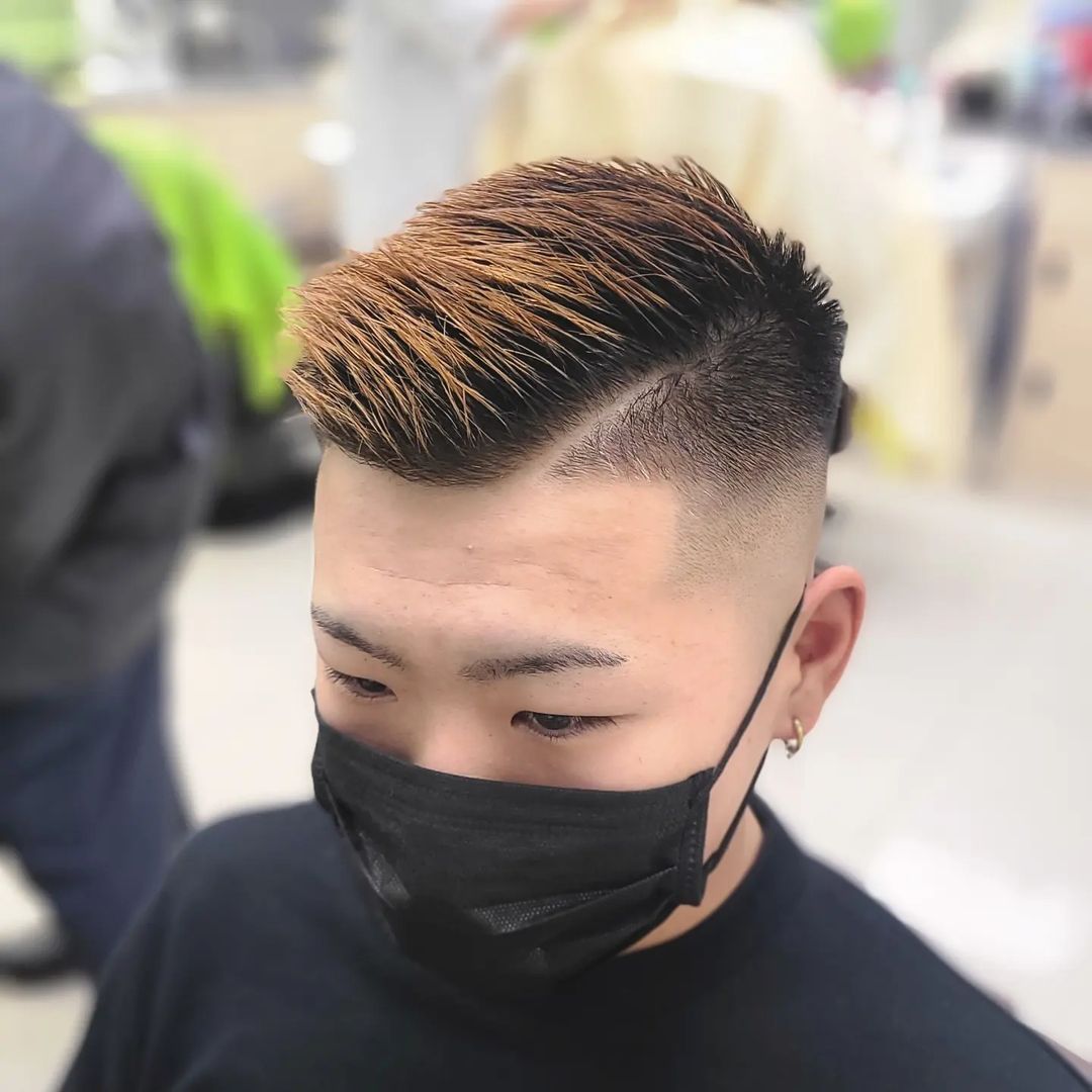 发型 别再剪过时发型了，今春男发流行这样剪，很帅很时尚