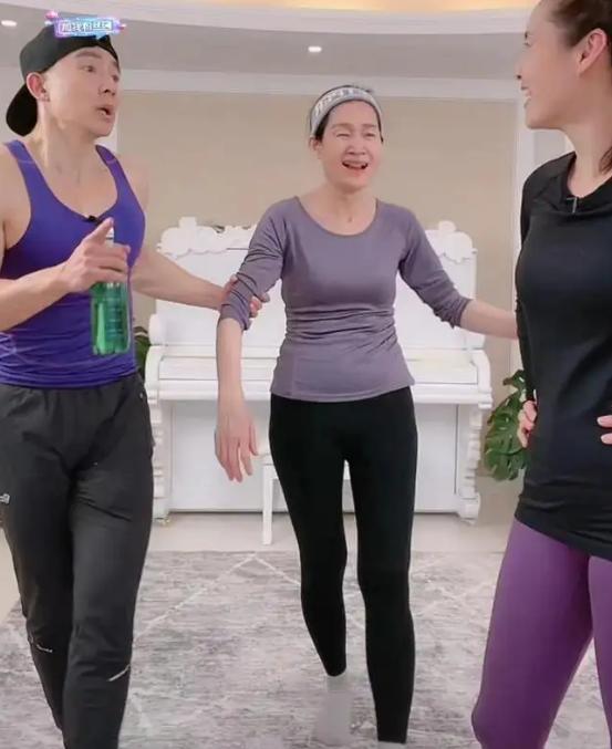 刘畊宏|刘畊宏直播间请岳母助阵,66岁又蹦又跳,网友:掌握了财富密码