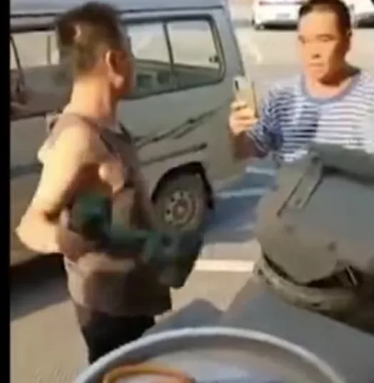 广东,云浮。男子的车坏了,在服务区自行修车,遭维修厂人员谩骂并阻拦