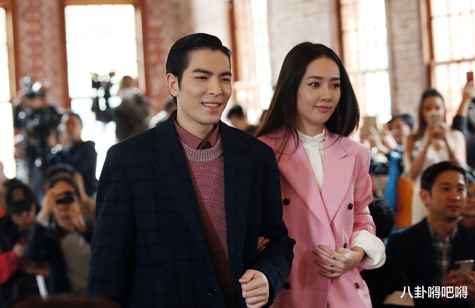 郭碧婷|郭碧婷探班向佐被偶遇，穿宽松外套孕相十足，网友：虎宝宝预订？